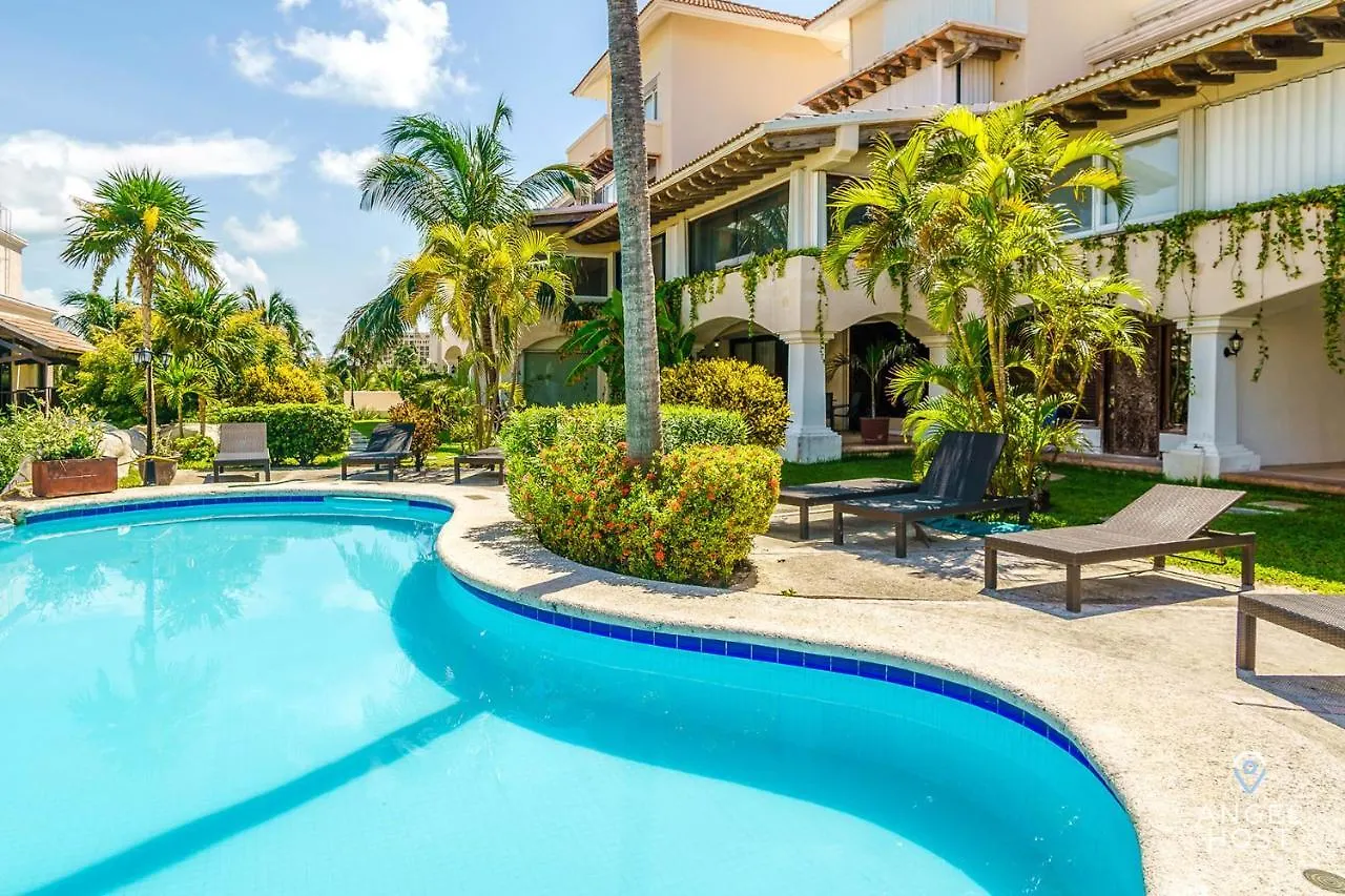 Oceanside Townhome A Block To Beach Plus 3 Pools Onsite Cancun